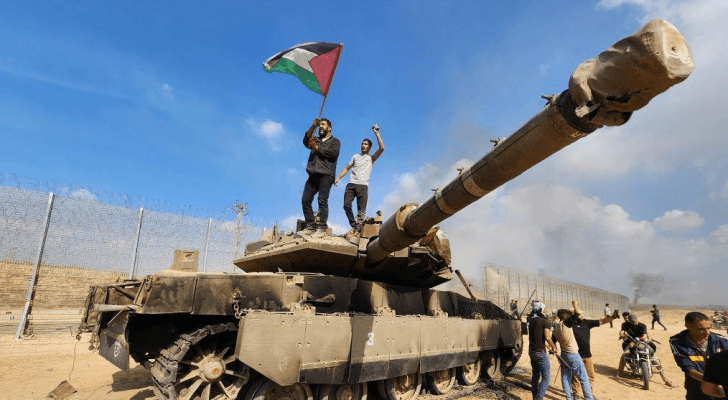رفع علم فلسطيني فوق دبابة مدمرة للاحتلال على حدود غزة