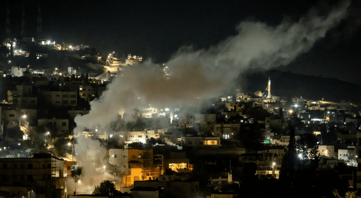 دخان يتصاعد أثناء غارة شنتها قوات الاحتلال في مخيم جنين للاجئين