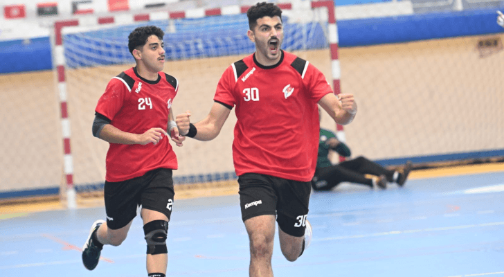 لاعبو المنتخب الوطني يحتفلون بهدف