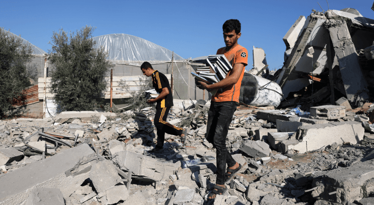 فلسطينيون يجمعون كتبا من أنقاض مركز ثقافي بعد غارة للاحتلال على رفح
