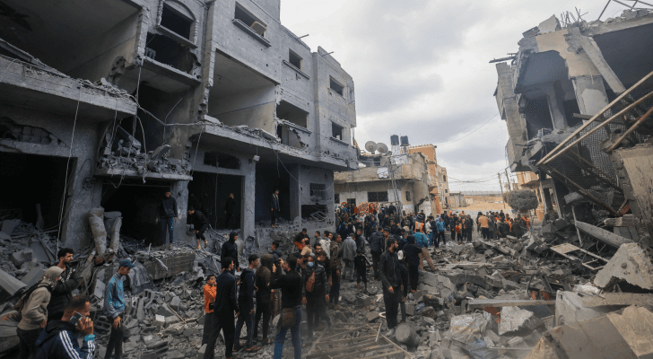 فلسطينيون عقب الدمار في غزة