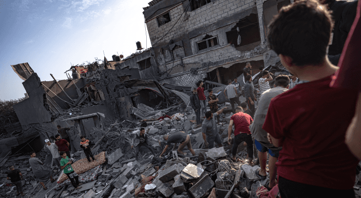 فلسطينيون يرفعون أنقاض منزل في قطاع غزة