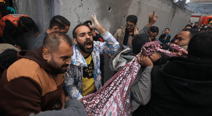 فلسطينيون عقب قصف الاحتلال الإسرائيلي منازل في قطاع غزة