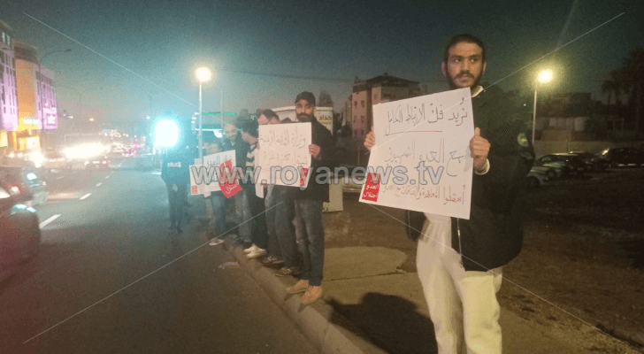 معتصمون يرفعون اليافطات لإسقاط اتفاقية الغاز