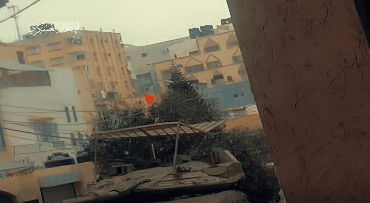 آلية تابعة لقوات الاحتلال بالقرب من قطاع غزة