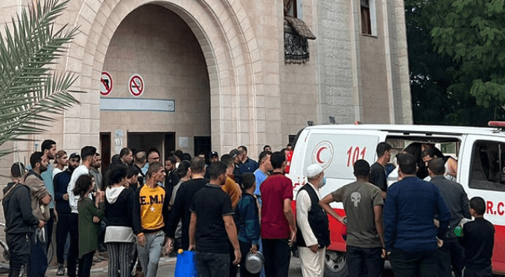 فلسطينيون أمام المستشفى الإندونيسي