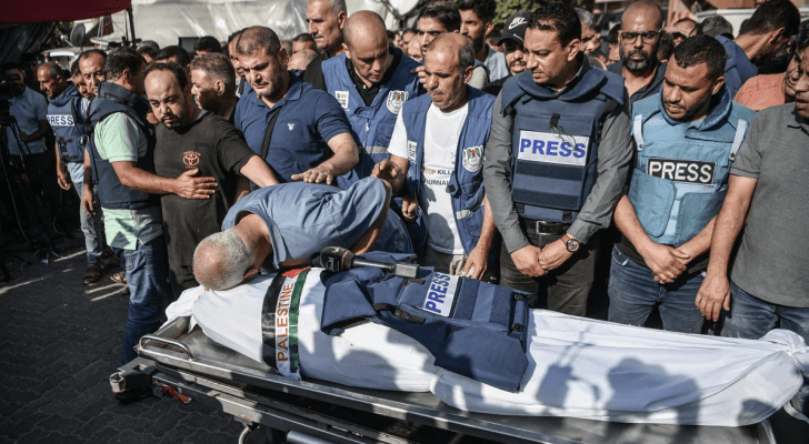 فلسطينيون يشيعون جثمان شهيد صحفي في قطاع غزة