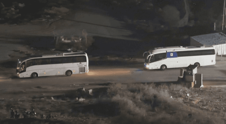 صورة الحافلات التي نقلت الأسرى المفرج عنهم من سجن عوفر