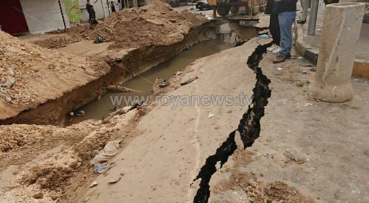 انهيار الشارع الرئيس وسط مدينة إربد