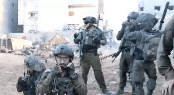 الضابط في جيش الاحتلال أثناء تنفيذ جريمته وتفجير مبنى سكنيا بغزة
