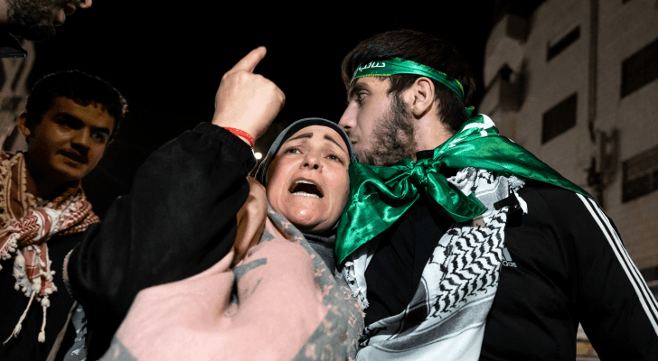 أسير فلسطيني محرر يقبل رأس والدته بعد إفراج الاحتلال الإسرائيلي عنه
