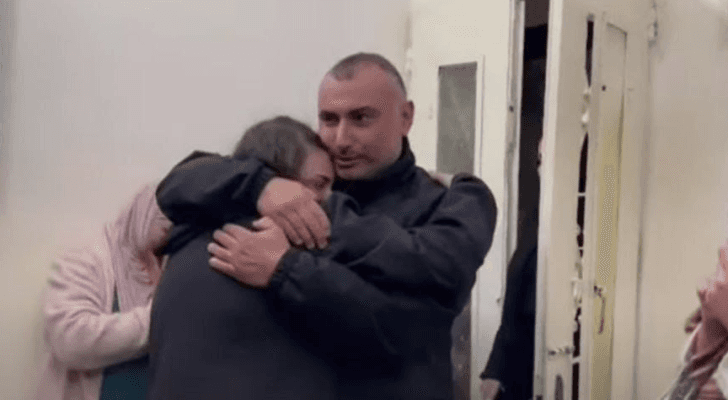 الأسيرة المحررة نفوذ حماد تعانق والدها