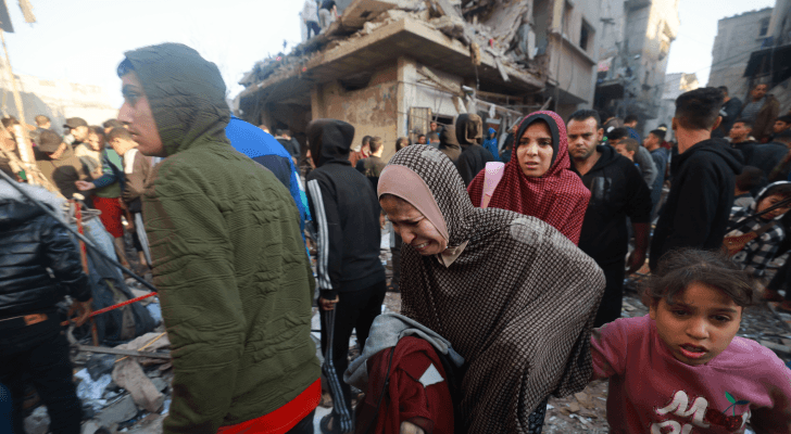 فلسطينيون في اعقاب قصف للاحتلال في مخيم رفح جنوب قطاع غزة