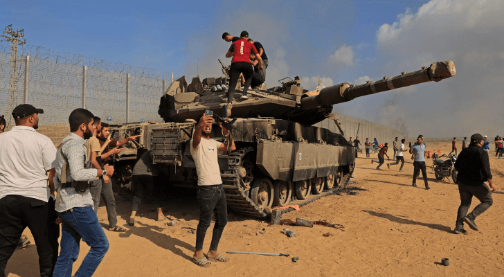 فلسطينيون يحتفلون بعد تدمير المقاومة دبابة للاحتلال الإسرائيلي في قطاع غزة