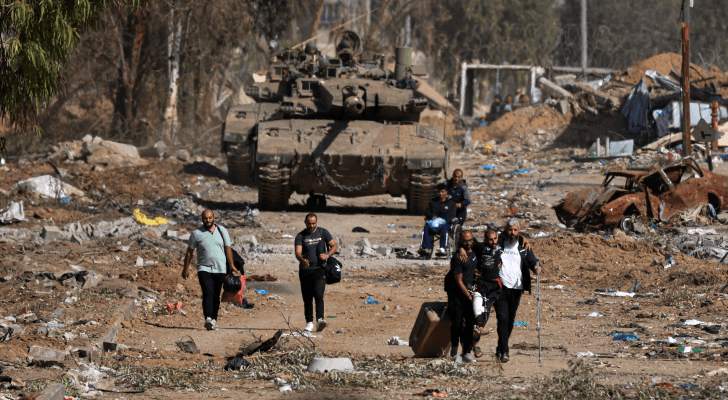 فلسطينيون ينزحون من الشمال عبر طريق صلاح الدين في منطقة الزيتون - AFP