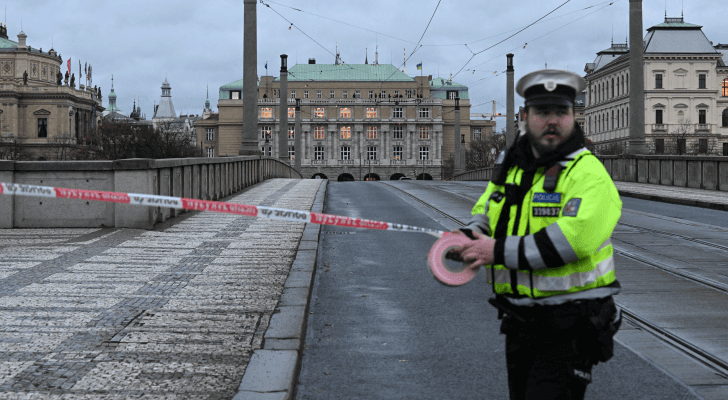 شرطي يطوق منطقة قريبة من جامعة تشارلز بوسط براغ - AFP