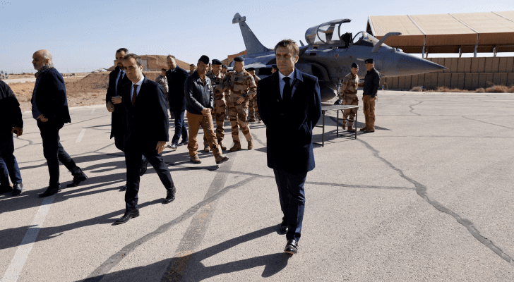 ماكرون خلال زيارته للقاعدة العسكرية في الأردن - AFP