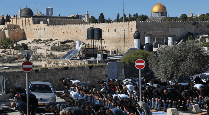 فلسطينيون يؤدون صلاة الجمعة خارج أسوار المسجد الأقصى بعد إغلاقه من قبل قوات الاحتلال