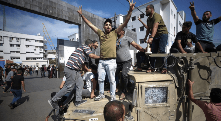 فلسطينيون يرفعون إشارة النصر فوق جيب عسكري للاحتلال في السابع من أكتوبر