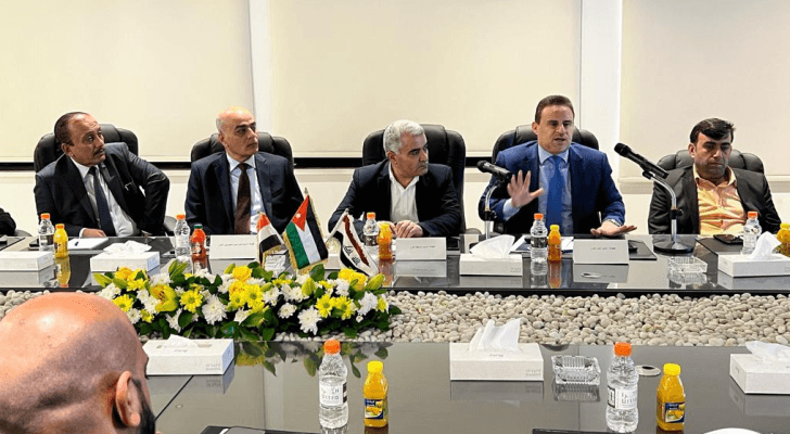 جانب من الاجتماع الذي عقدته شركة الجسر العربي مع الجانب المصري لتشغيل خط بديل للملاحة البحرية