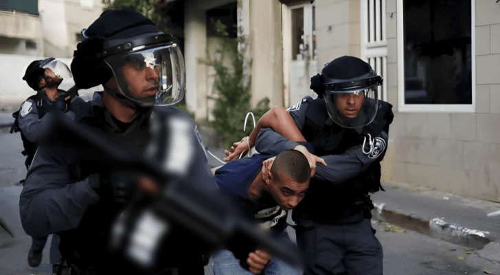 الاحتلال يعتقل فلسطينيين من الضفة الغربية