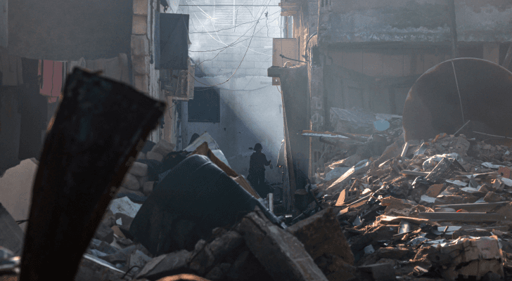 قوات الاحتلال تستهدف منزلا وسط قطاع غزة