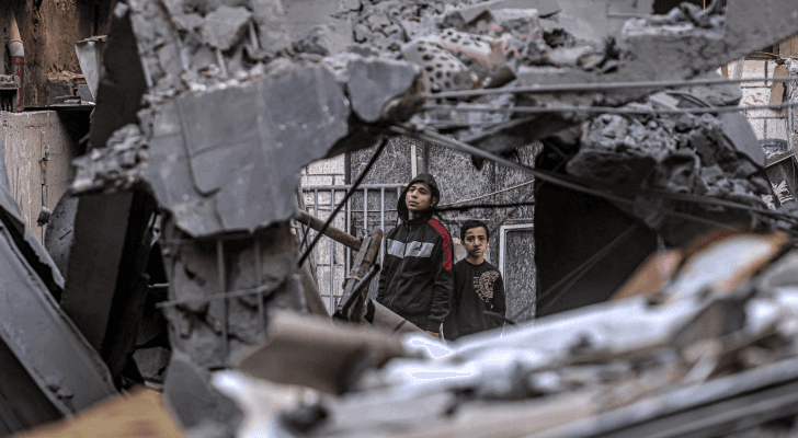 طفلان فلسطينيان يقفان بين الركام في غزة