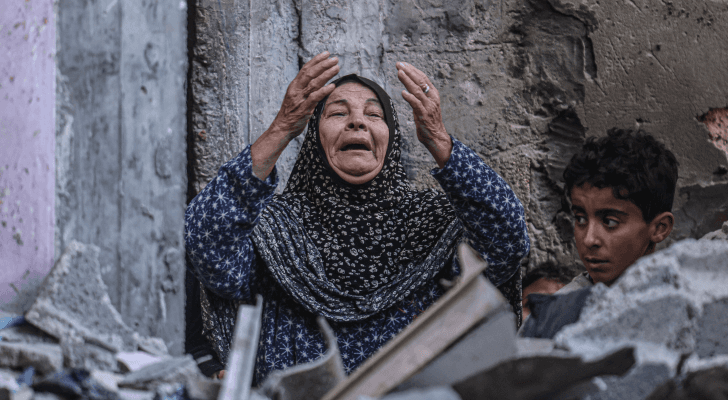 فلسطينية تبكي في غزة