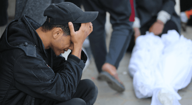فلسطيني يبكي عند أحد المستشفيات في قطاع غزة بعد فقدان عائلته