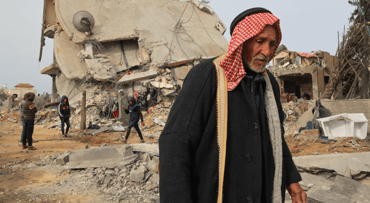 غزي وسط الدمار الذي ألحقه الاحتلال في قطاع غزة - أرشيفية