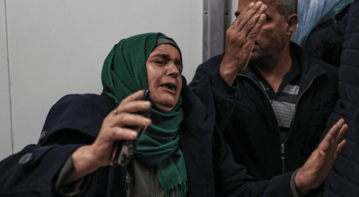 سيدة غزية تبكي ذويها في ظل عدوان الاحتلال على القطاع - أرشيفية