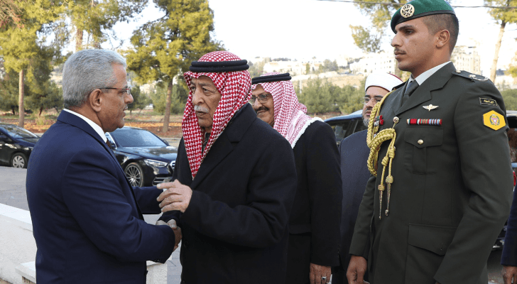 جانب من أداء رئيس الديوان الملكي يوسف العيسوي واجب العزاء