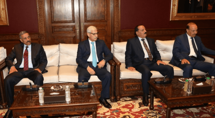 متقاعدون عسكريون خلال لقائهم مع رئيس الديوان الملكي يوسف العيسوي