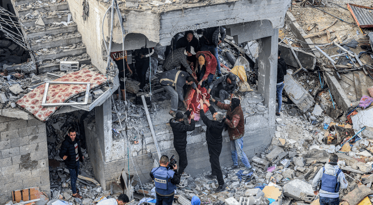 انتشال شهداء من بين الركام في غزة