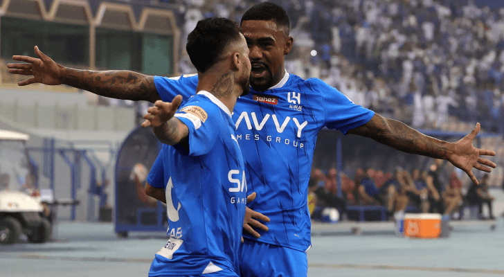 لاعبو الهلال يحتفلون بهدف سابق