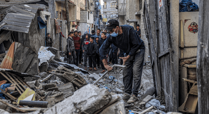 فلسطيني يحاول رفع أنقاض منزله الذي هدم على يد قوات الاحتلال الإسرائيلي في قطاع غزة