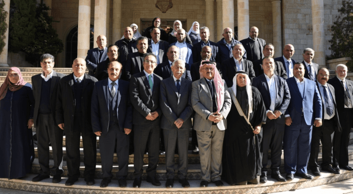 جانب من لقاء رئيس الديوان الملكي يوسف العيسوي مع شيوخ ووجهاء من جرش وعين الباشا ومخيم البقعة