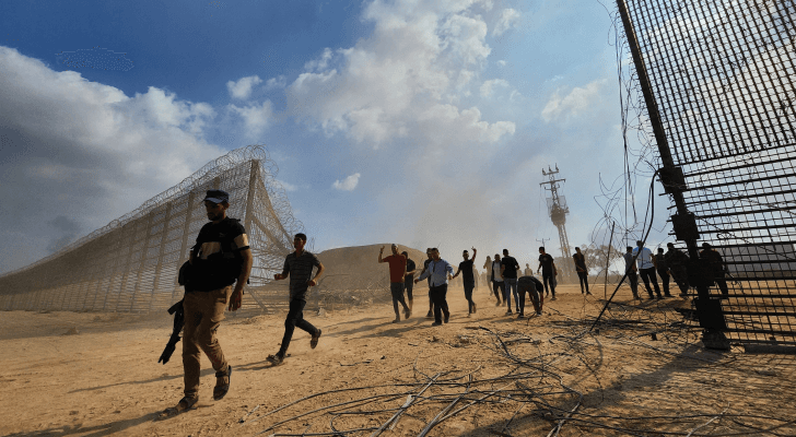 عناصر القسام يقتحمون جانب الاحتلال من السياج في غزة