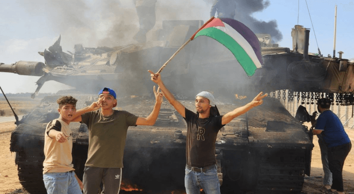 فلسطينيون من غزة يحتفلون بنجاح عملية "طوفان الأقصى"