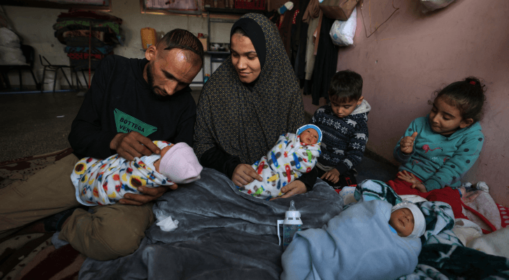 الفلسطينية إيمان المصري مع عائلتها في قطاع غزة