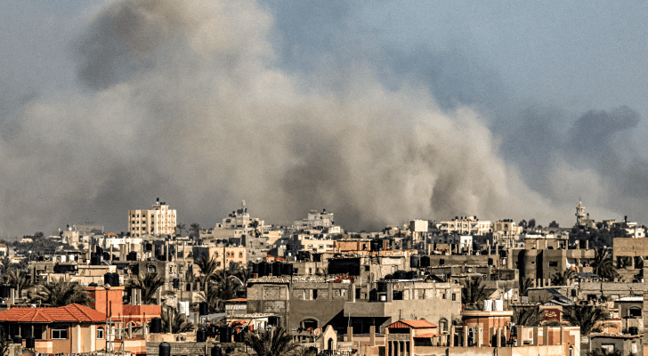 تصاعد الدخان فوق خان يونس في جنوب قطاع غزة نتيجة قصف الاحتلال