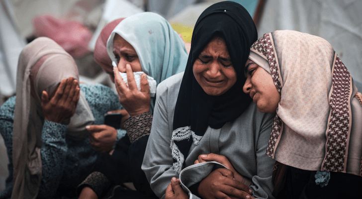 فلسطينيات يبكين في قطاع غزة بعد غارات للاحتلال استهدفت أقارب لهم