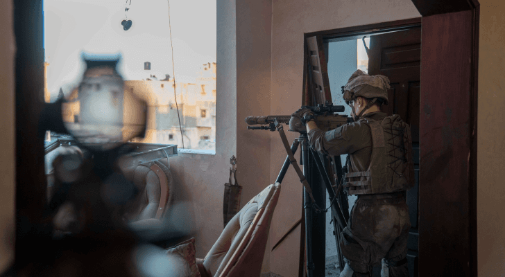 أحد قناصة جيش الاحتلال الإسرائيلي في قطاع غزة