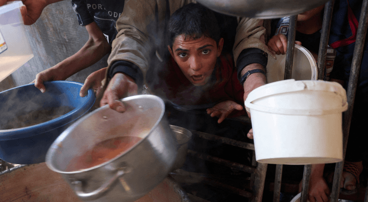 فلسطينيون يحاولون الحصول على حصص من الطعام في غزة