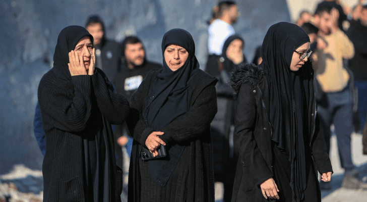 فلسطينية تبكي عقب استهداف الاحتلال غزة