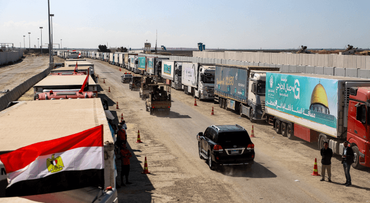 شاحنات إغاثية قرب معبر رفح الذي يقع ضمن ممر فيلادلفيا