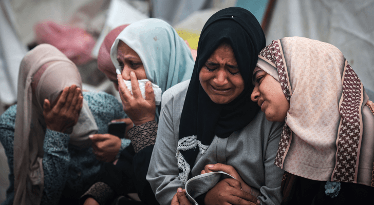 فلسطينيان عقب قصف منزلهما من قبل الاحتلال في قطاع غزة