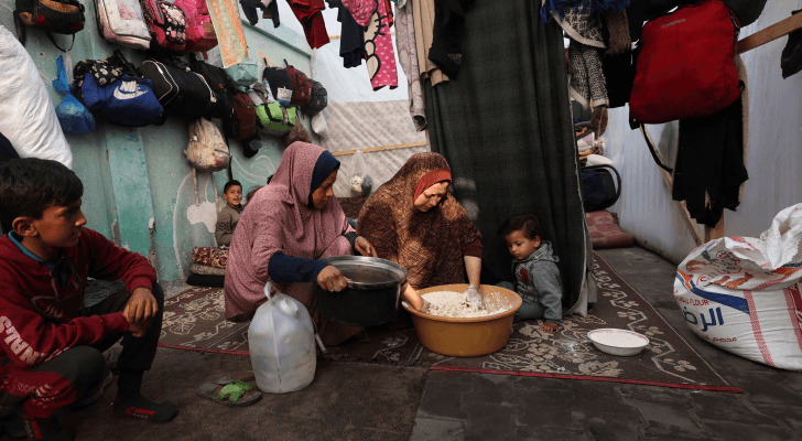 سيدة من غزة تحضر لإعداد الخبز