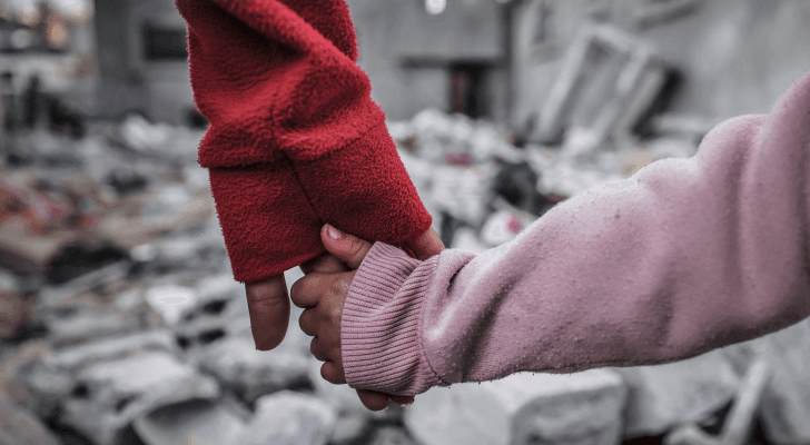 صغيرة فلسطينية في القطاع بعد دمار خلفه الاحتلال