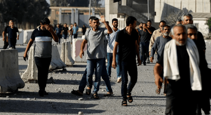 الاحتلال يعيد عددا من العمال إلى معبر رفح بعد تعذيبهم لأيام